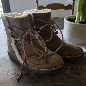 UGG Luisa Boot Sz 8